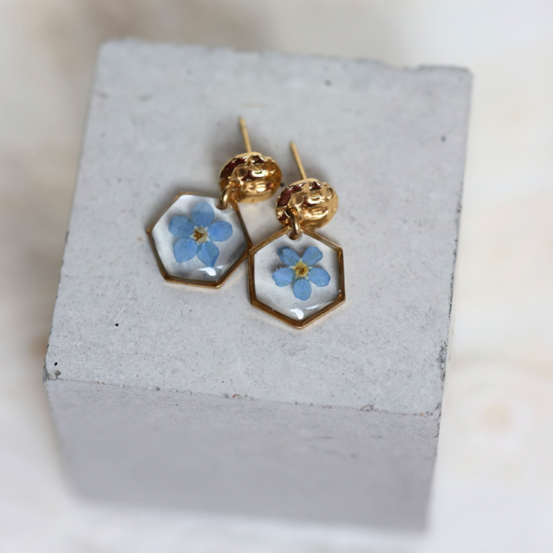 Boucles d'oreilles fleur de myosotis forme hexagone